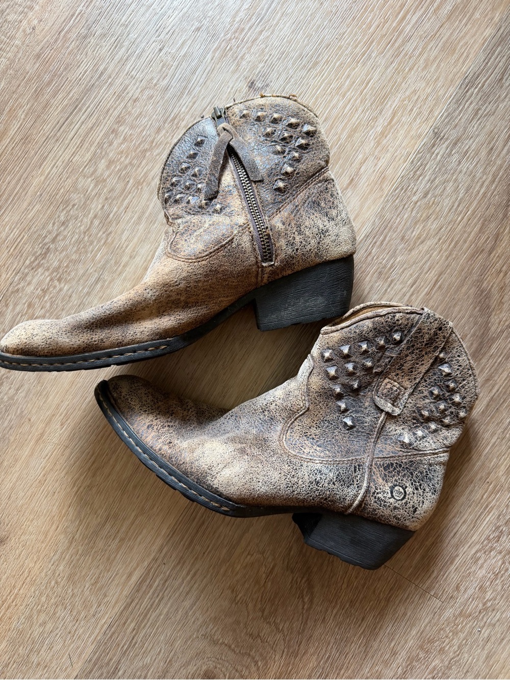 Studded BORN Tan Distressed Leather Western Ankle Boots Vintage Size 8.5 brown